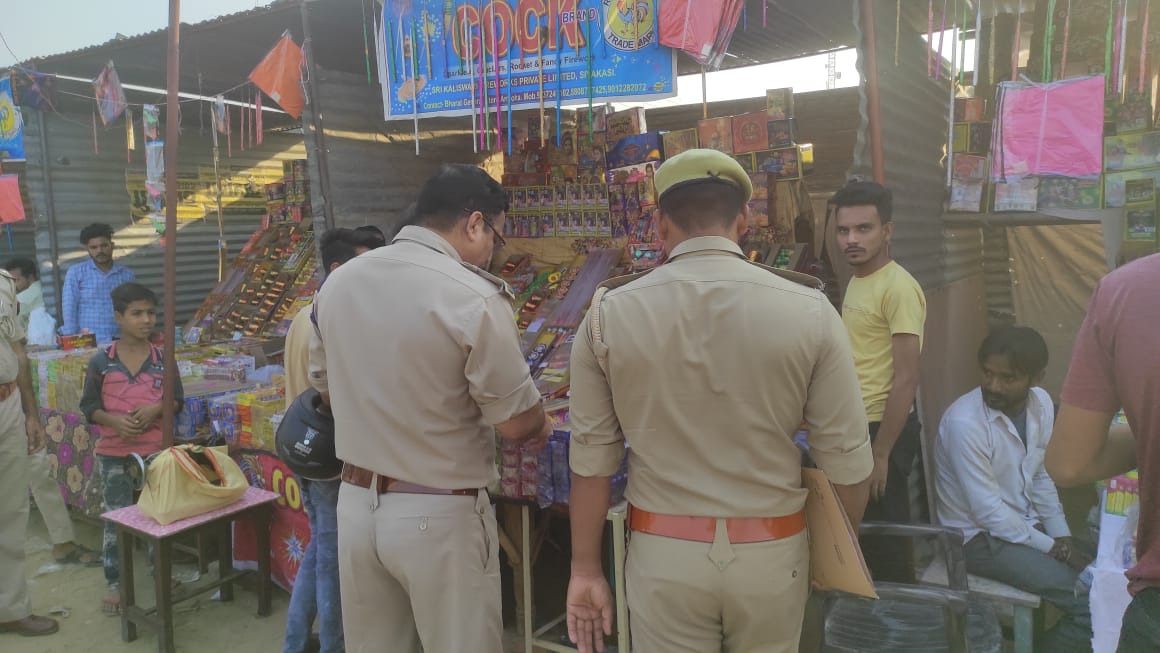 CfoAmroha's tweet photo. @News1IndiaTweet @amrohapolice @Uppolice Pics of duty personnel and checking of license of seller's by me CFO amroha at j s Hindu College Amroha. https://t.co/SQbN2O5hdW