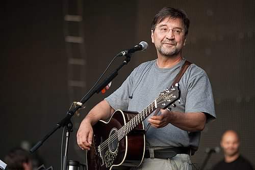 #JurijŠevčuk censurato, incriminato, multato in #Russia, è #PremioTenco22
Il videomessaggio: "Perdonateci. Stanno morendo esseri umani. La #cultura soffre, e la cultura, in epoche come questa, è uno strato sottilissimo di burro sopra un pezzo di pane raffermo"#GrRai <a href="/Radio1Rai/">Rai Radio1</a>