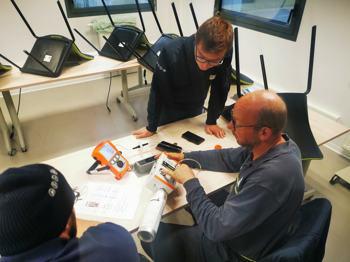 On continue la #professionalisation des techniciens chez <a href="/GRDF/">GRDF</a> avec la présentation de l'EthanBox, un appareil permettant d'identifier le type de gaz en présence (CH4/CH4+C2H6) lors de prélèvements.
#competences #formation
@RomainEquine