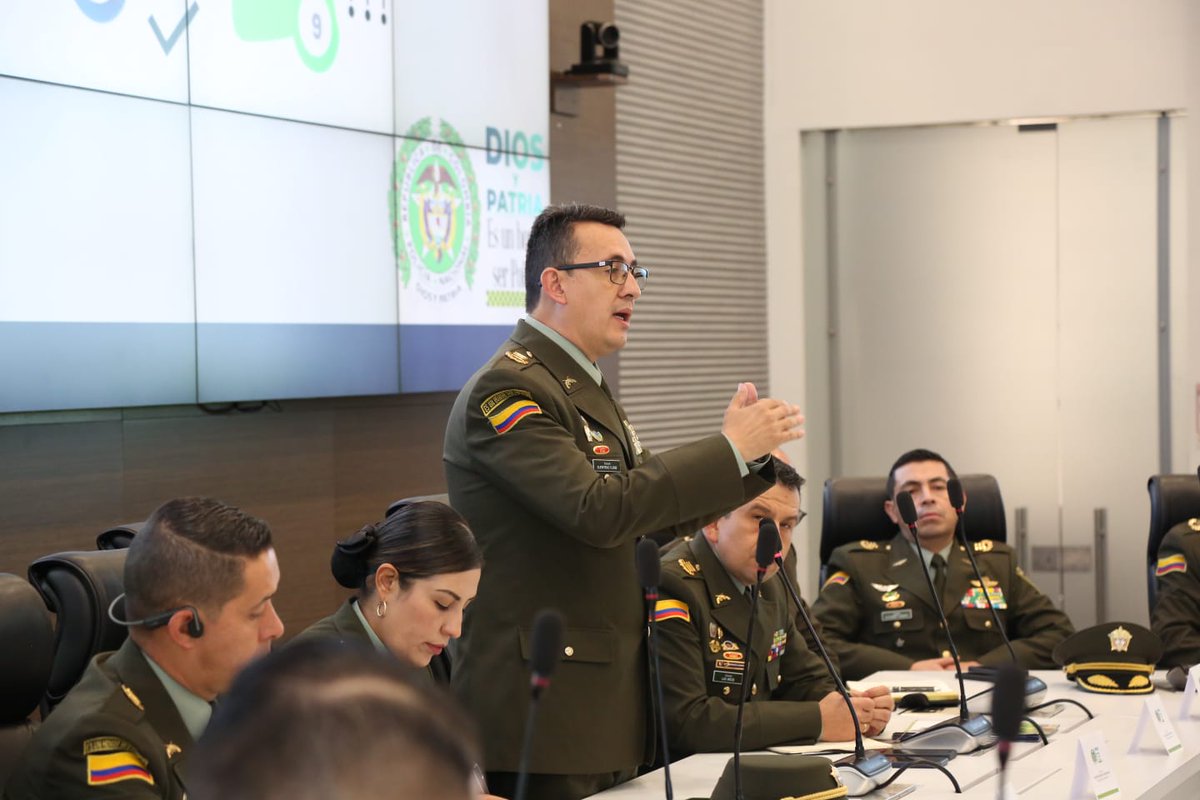 Oleskyflorez's tweet photo. El conocimiento colectivo desarrolla el crecimiento institucional y social. El proceso de transformación integral más humano, permite un ser humano policía más cercano y un servicio de policía orientado a las personas. Seguimos mejorando la calidad del servicio. https://t.co/KMfgw0YWhg