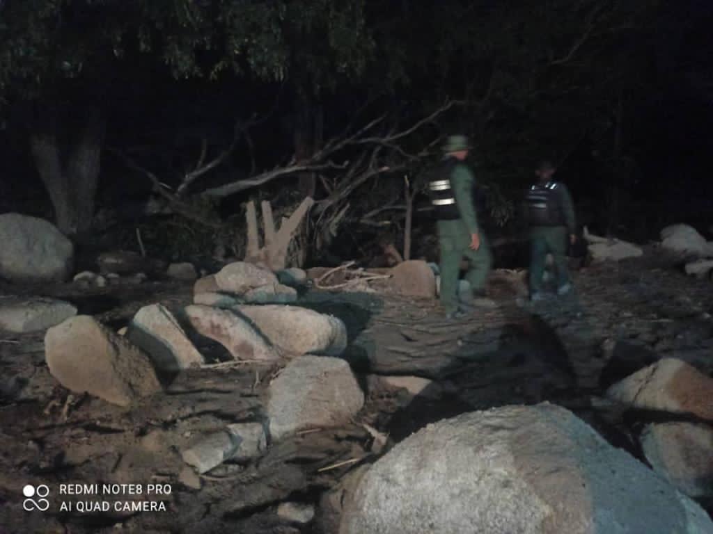 dhernandezlarez's tweet photo. FANB ha instalado servicios de protección nocturna en todas las áreas afectadas del estado Aragua, para resguardar la propiedad privada y el derecho ciudadano. #UnidosConElCastañoYTejerías https://t.co/qhUxBnQfRE