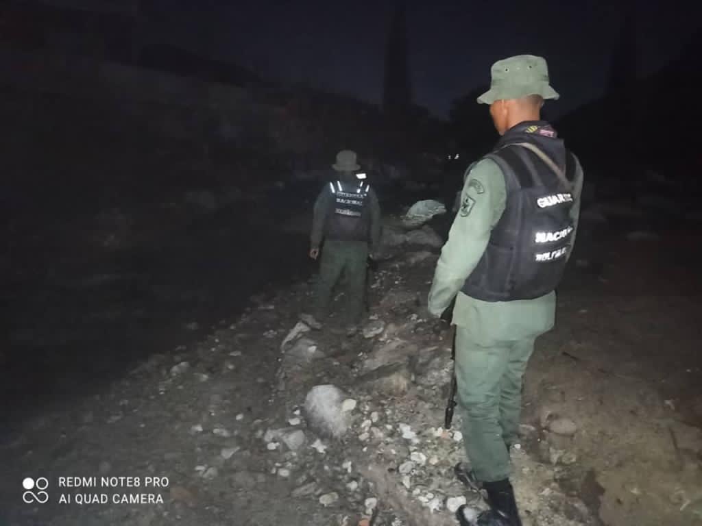 dhernandezlarez's tweet photo. FANB ha instalado servicios de protección nocturna en todas las áreas afectadas del estado Aragua, para resguardar la propiedad privada y el derecho ciudadano. #UnidosConElCastañoYTejerías https://t.co/qhUxBnQfRE