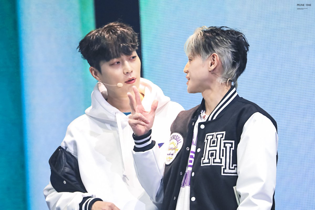 PT_DJ74's tweet photo. 221015 하이라이트 팬콘 

작당모의중 🐶🐱 

#하이라이트 #윤두준 #양요섭 https://t.co/mPO83irt1f