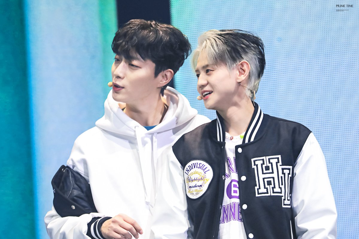 PT_DJ74's tweet photo. 221015 하이라이트 팬콘 

작당모의중 🐶🐱 

#하이라이트 #윤두준 #양요섭 https://t.co/mPO83irt1f