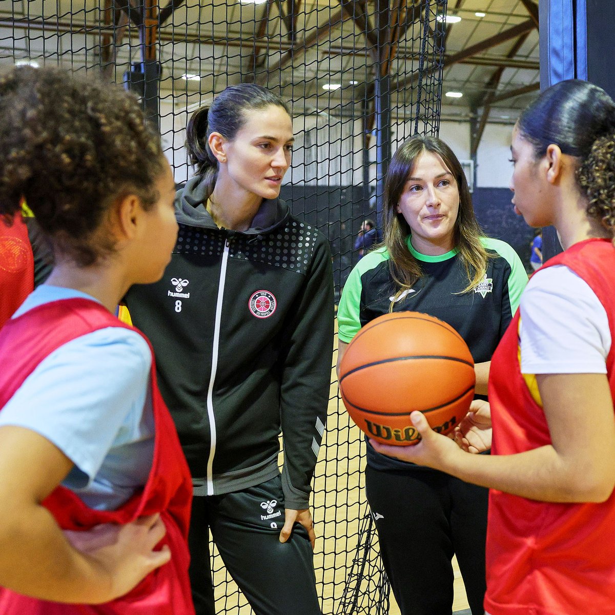 🫶 Un beau moment de partage ce matin à la <a href="/Hoops_Factory/">Hoops Factory</a> avec les capitaines LFB, Basket Paris 14, Aubervilliers, Paris Basket 18 et l'association <a href="/SDLV_Officiel/">Sport dans la Ville</a> 
👋 <a href="/Alexia_seven/">Alexia Chartereau</a> <a href="/R0MY4/">Romane Bernies</a> <a href="/MarieevePaget/">Marie-Eve Paget</a> <a href="/GodinElodie59/">Elodie Godin</a> @isastrunc <a href="/PaulineLithard/">Pauline Lithard</a> 
#LFB25 📸 Ann-Dee Lamour