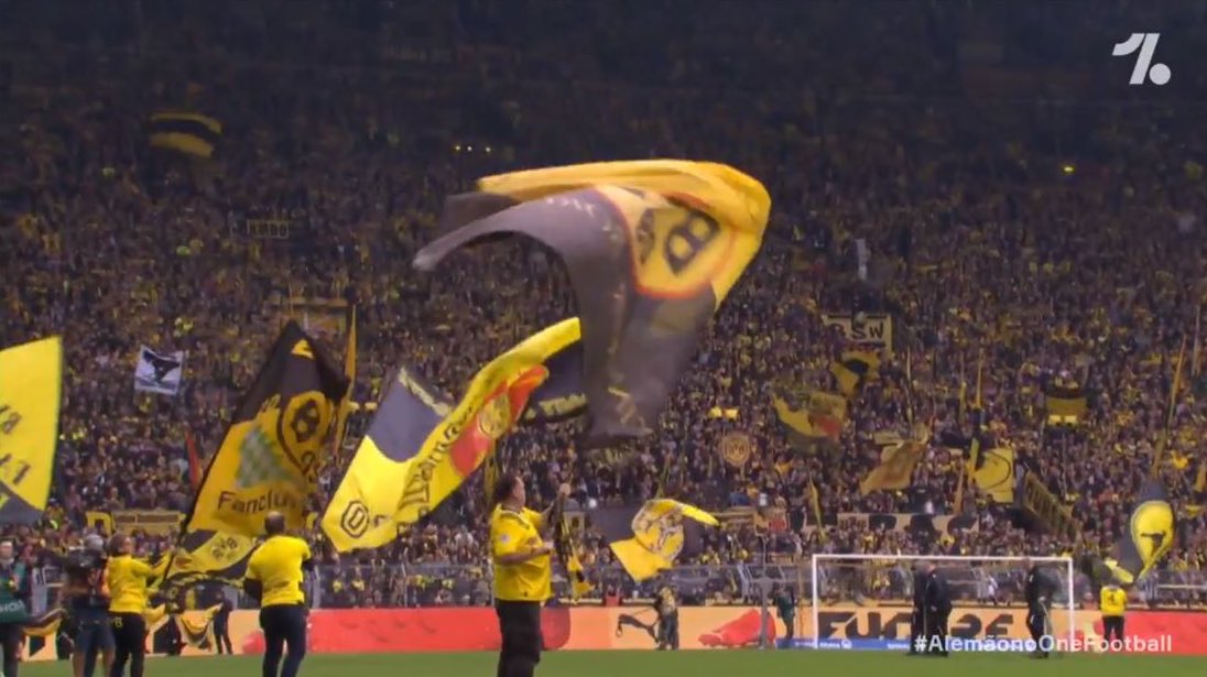 Bundesliga !
A muralha amarela lembra a nossa torcida <a href="/OsTigres/">Os Tigres</a> - Borússia Dortmund x Stuttgart