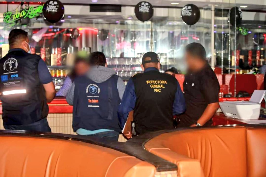 vichoguate's tweet photo. 250 DETENIDOS EN DISCOTECAS DE ZONAS 9 Y 10

PNC informó que irrespetaban la ley seca, pues continuaban bebiendo licor después de la 1:00. También detuvieron a encargados.

Operativos se llevaron a cabo en 2 "discotecas after party":

•Zoho, zona 9

•Tabú VIP, zona 10. https://t.co/8lJT6SSIW9