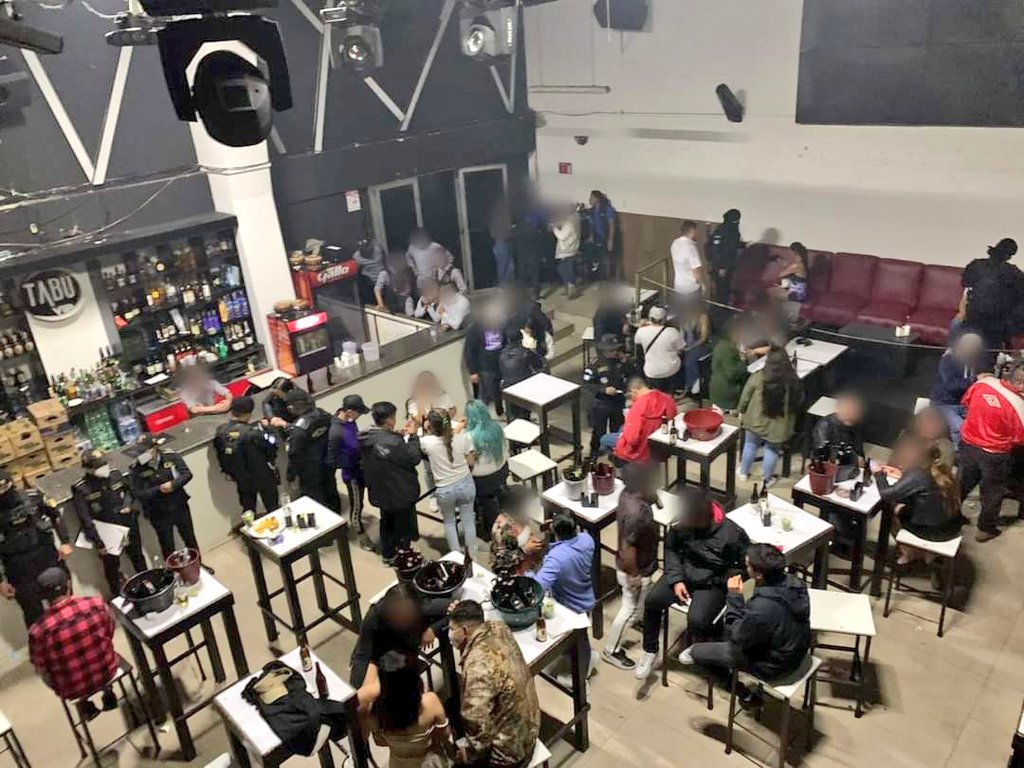 vichoguate's tweet photo. 250 DETENIDOS EN DISCOTECAS DE ZONAS 9 Y 10

PNC informó que irrespetaban la ley seca, pues continuaban bebiendo licor después de la 1:00. También detuvieron a encargados.

Operativos se llevaron a cabo en 2 "discotecas after party":

•Zoho, zona 9

•Tabú VIP, zona 10. https://t.co/8lJT6SSIW9