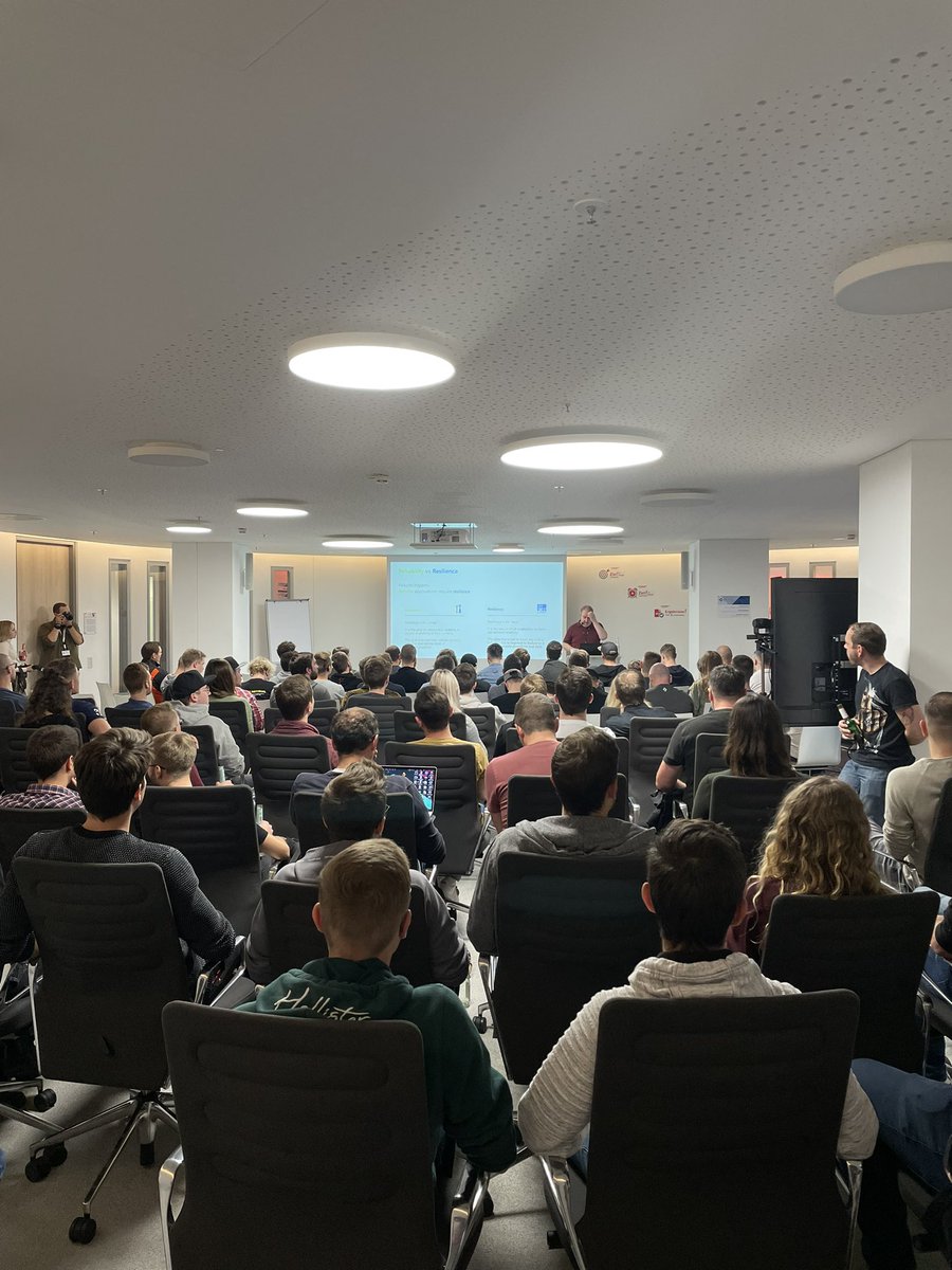 WittTechEvents's tweet photo. Jetzt startet die KeynNote von @RobertSeso von Microsoft zum Thema Chaos Engineering 💥 #dcwen22 https://t.co/w7w0L9LbbS