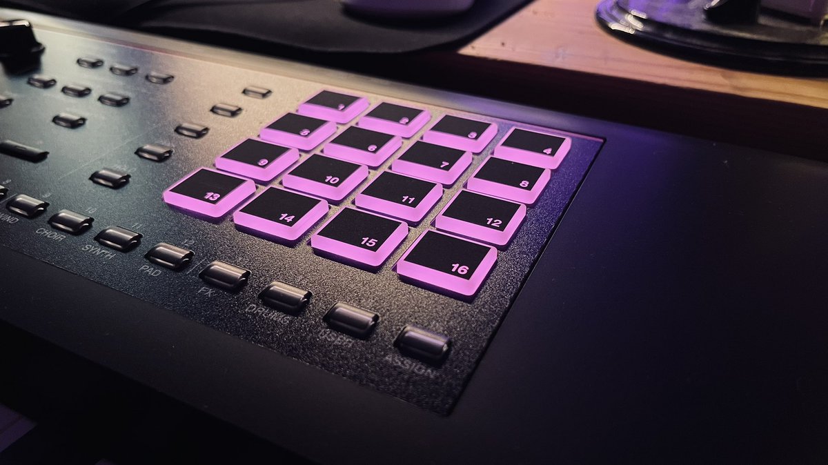 Moncy_desk's tweet photo. え〜、皆様にご報告があります。
Moncy、この度、#Roland の #FANTOM08 とかいうモンスタースペックのシンセサイザーを買いました。
正直に言うとオーバースペックです()
DTMerが比較的多めな僕のフォロワーさんたちならことの重大さを理解していただけると思い投稿します。かっこいいです。 https://t.co/Ods8SsjCVh
