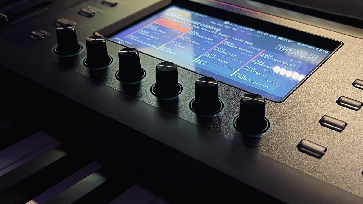 Moncy_desk's tweet photo. え〜、皆様にご報告があります。
Moncy、この度、#Roland の #FANTOM08 とかいうモンスタースペックのシンセサイザーを買いました。
正直に言うとオーバースペックです()
DTMerが比較的多めな僕のフォロワーさんたちならことの重大さを理解していただけると思い投稿します。かっこいいです。 https://t.co/Ods8SsjCVh