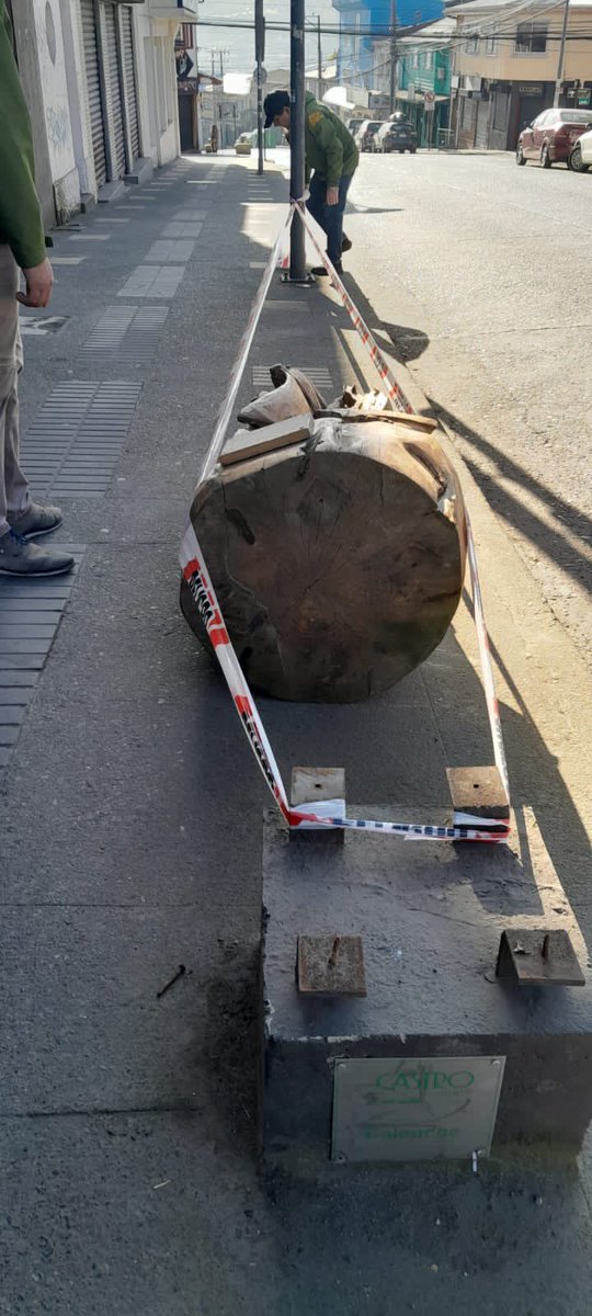 Juaneduardoconc's tweet photo. Pena ver como pueden haber personas que atenten contra nuestro patrimonio cultural. 

Anoche destruyeron una hermosa Escultura en Madera en nuestra patrimonial calle Blanco. 

Nos ha costado tanto recuperar y mantener nuestra identidad que estas acciones delictuales duelen. https://t.co/j2TD5GAFmg