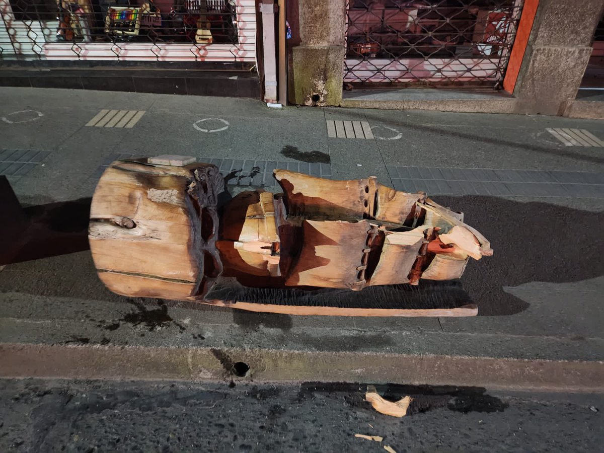 Juaneduardoconc's tweet photo. Pena ver como pueden haber personas que atenten contra nuestro patrimonio cultural. 

Anoche destruyeron una hermosa Escultura en Madera en nuestra patrimonial calle Blanco. 

Nos ha costado tanto recuperar y mantener nuestra identidad que estas acciones delictuales duelen. https://t.co/j2TD5GAFmg