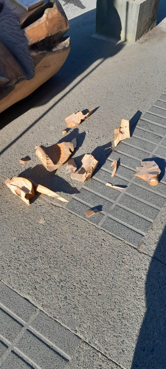 Juaneduardoconc's tweet photo. Pena ver como pueden haber personas que atenten contra nuestro patrimonio cultural. 

Anoche destruyeron una hermosa Escultura en Madera en nuestra patrimonial calle Blanco. 

Nos ha costado tanto recuperar y mantener nuestra identidad que estas acciones delictuales duelen. https://t.co/j2TD5GAFmg