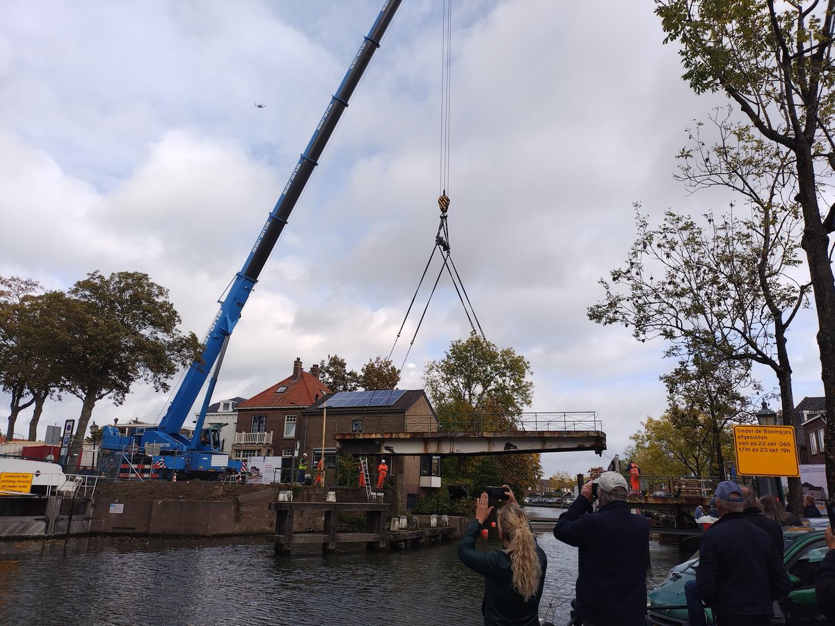 hobberdy's tweet photo. En daar gaat de brug in Montfoort. We renoveren de brug en in januari komt hij weer terug @RWS_MN https://t.co/syT8I4E18D