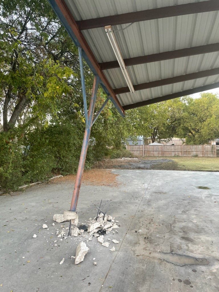 SouthTejas1984's tweet photo. Has anyone ever seen this Tahoe? 

We always assure our Car Wash is cheaper than anyone else. 

This man hit the backside of our Vacuums. 

Any help would be GREATLY Appreciated https://t.co/nmTiDQP0pn