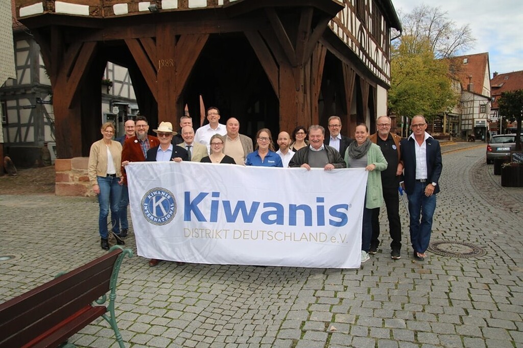 Heute trifft sich der Erweiterte Vorstand beim Kiwanis Club Erbach/Odenwald zur Sitzung und Amtsübergabe. Hier vor dem schönen, historischen Rathaus in Michelstadt. (scu) instagr.am/p/CkBE9ZYqKgU/