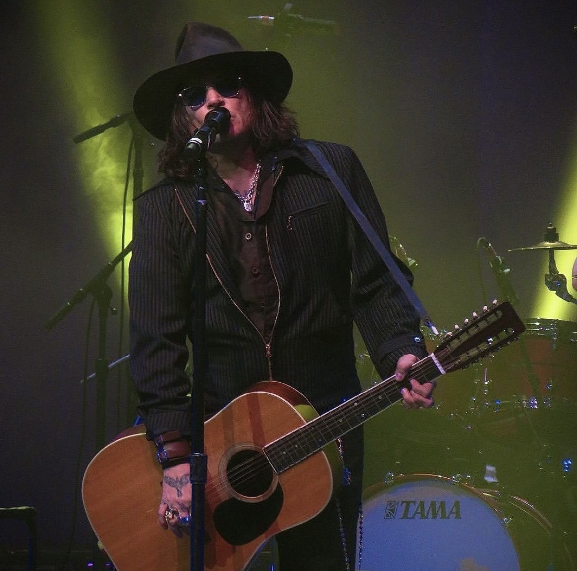 srod_es's tweet photo. 🇬🇧 Johnny Depp on the tour with Jeff Beck at The Andrew J. Brady Music Center, Cincinnati, OH. (October 20, 2022)
🇪🇸 Johnny Depp en la gira con Jeff Beck en The Andrew J. Brady Music Center, Cincinnati, OH. (20 de octubre de 2022)
📸 Credit to @delsin_ross
#johnnydepp #SROD https://t.co/cKyEEBsfKA