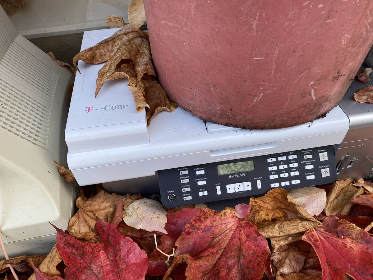 Borns's tweet photo. Bye Bye Fax and Monitor, you’ll have a nice time at the recycling facility, thanks for serving me long time ago https://t.co/6OWft7apAn