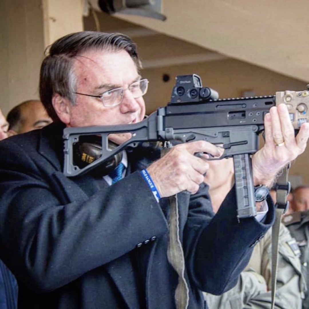 Traficantes preferem que Bolsonaro seja reeleito, já que o mesmo facilita o acesso à armas, afirma The Guardian.