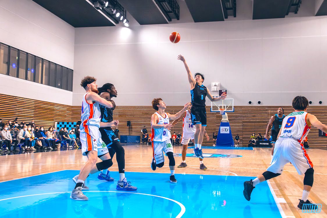 TakeshiShingo's tweet photo. やっとホームで勝利を届けることができました！
ホーム開幕戦では勝利を届ける事が出来ず、みんなが悔しく、不甲斐ない気持ちになりました。
また来たい！応援したい！
勝ちが全てではないけど勝利はやっぱり嬉しい。皆さんでたくさんの勝利を分かち合えるように���
#TUBC
#東京ユナイテッドBC
#Bリーグ https://t.co/jhvbYL47iz