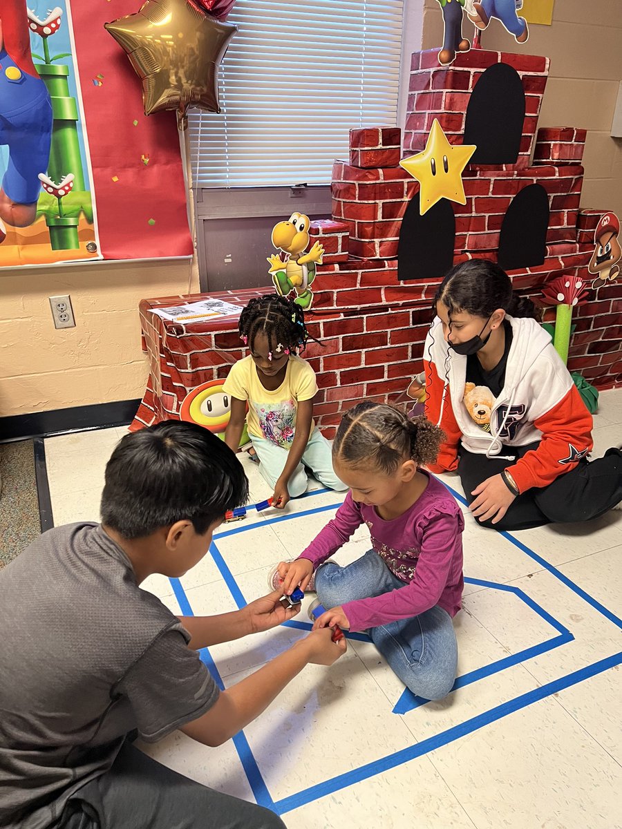RachelM0tt's tweet photo. Our @SadlerOCPS 5th graders teaching our VPK scientists was definitely one of my favorite parts of the day🥼🌟🎮 #ocpsRYS #rockyourschool #ImpactCDL #swlc #makingmustangmagic #sadlerstrong #ourfutureisbright https://t.co/6n7V63CYzM