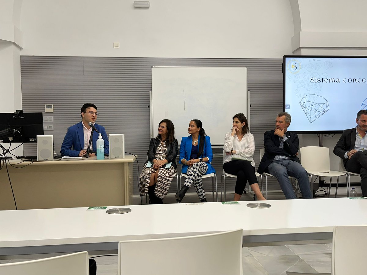 Mesa Redonda en la <a href="/FFilologiaUS/">Facultad_FilologíaUS</a> sobre #Emprendimiento en Humanidades. Presentación de @Bijoulex_   <a href="/UCOLetras/">Filosofía Letras UCO</a> <a href="/Univcordoba/">Universidad Córdoba</a> <a href="/CRNandaluciaSAE/">CRNandaluciaSAE</a> <a href="/G_Policastro/">Gisella_Policastro</a> @YordanTrad <a href="/Juritraductor/">José Antonio Ruiz</a> <a href="/Auro_dawn/">Aurora Ruiz</a>