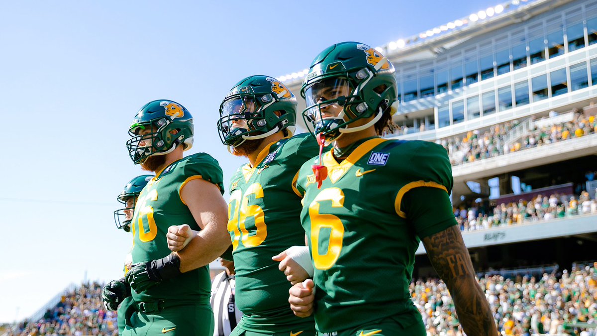 Band of brothers on the field 🤝

#SicEm