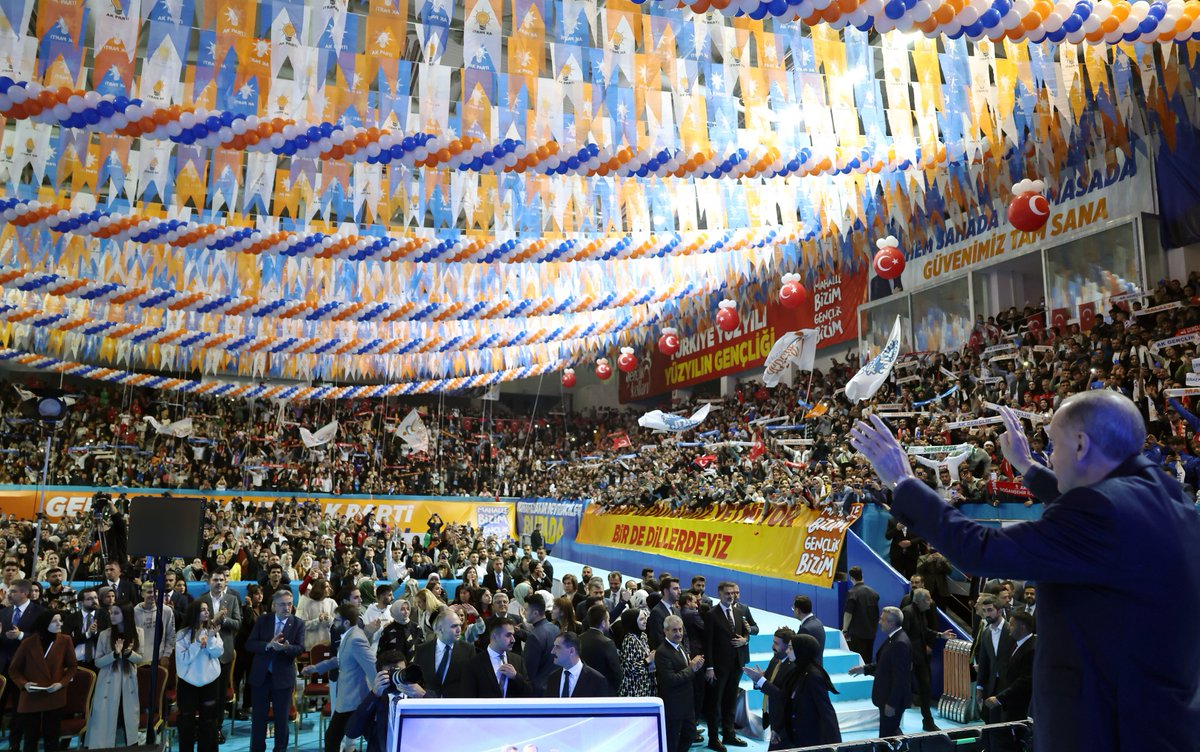 Akparti's tweet photo. Genel Başkanımız ve Cumhurbaşkanımız Recep Tayyip Erdoğan, Malatya'da Mahalle Bizim, Gençlik Bizim Programına katıldı. https://t.co/xqJ9hQaAw0