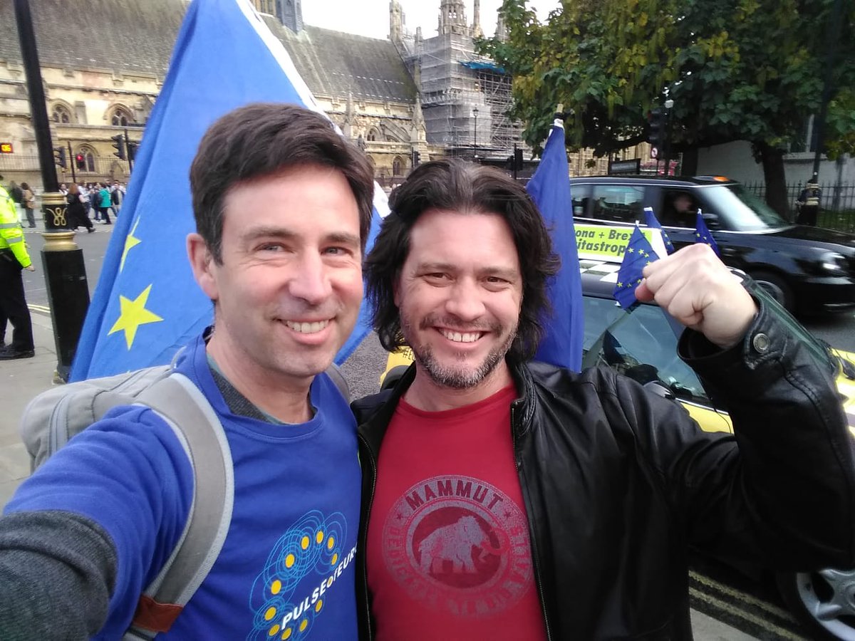 HeleneFrenchie's tweet photo. Real EU heroes and Heroines. #NerverStop #RejoinMarch #MarchforRejoin #NotGivingUp #StillEuropeans 💕💕💕 https://t.co/24nyT963tZ