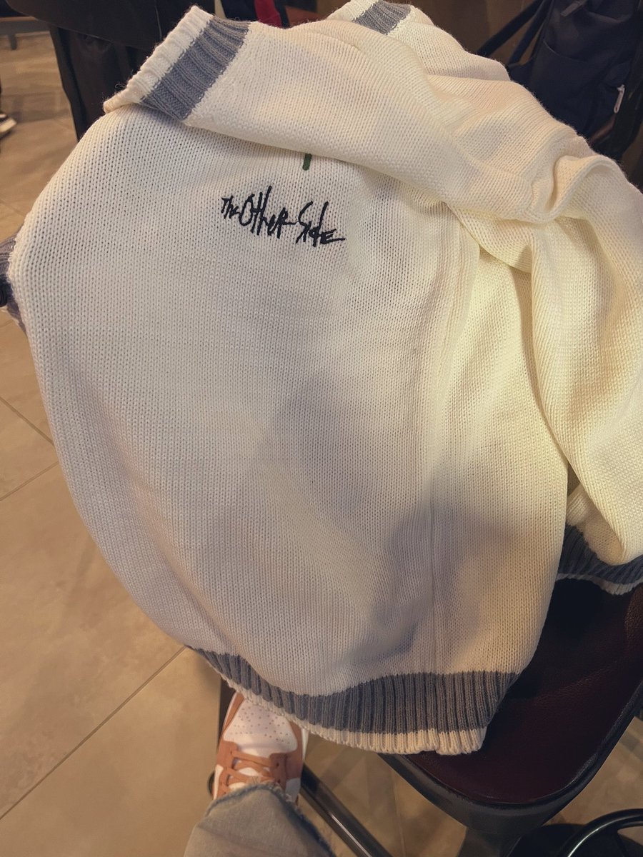 MB_destiny9397's tweet photo. รีวิวเสื้อ จากคนใช้จริง อุ่นจนร้อนใส่ได้  10 วิถอดแล้วถือ แต่หอบไปด้วยนะ นี่ไปเที่ยว 2 วัน เอาขึ้นรถไปห่มอุ่นมากเว้อ ถือพาดคอไปกินปิ้งย่างกับน้องอีก 1 วัน คุ้มจริง 555555555555555555 https://t.co/nFI6OXACEo