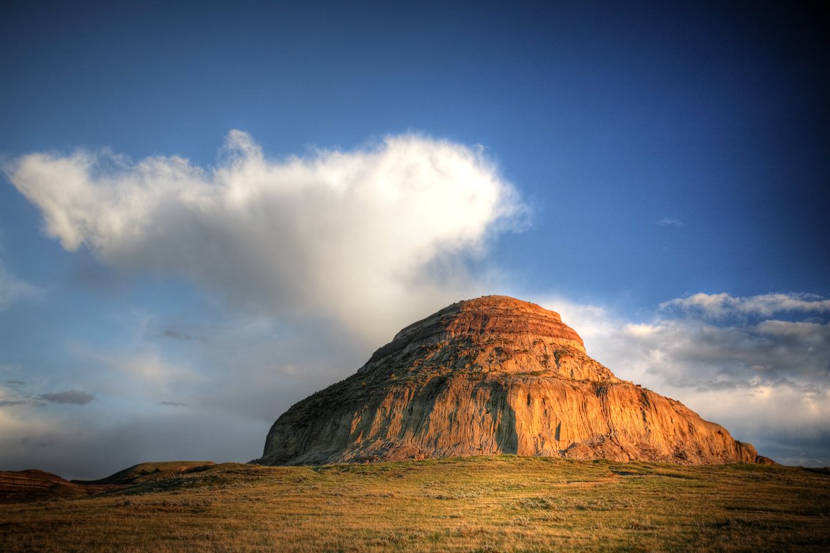 AuCanada's tweet photo. #SVQ les #Prairies du Canada ne sont pas entièrement plates? Visitez l’attraction géologique appelée #CastleButte en Saskatchewan! Datant de l’#ÈreGlaciaire, le rocher mesure 60 m de haut et 0,5 km de circonférence. C’est un spectacle qui ne tombe pas à plat.🤪⛰️ https://t.co/t4rGuLSCbE