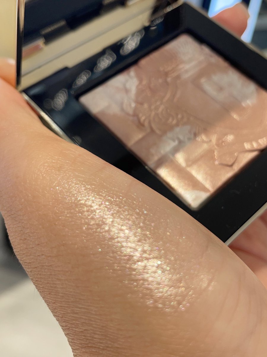 makeupbyarmanna's tweet photo. Highlight อันใหม่ล่าสุดในแพคเกจลิมิเต็ดของ @BobbiBrown_TH  คือต้องโดนมากๆ สวยทั้งตลับ สวยทั้งสี ขอบอกเลยไม่มีไม่ได้ เป็นสีชมพูอ่อนสว่างๆธรรมชาติ ใช้ได้กับทุกสีผิว #สวย จบ #ต้องมี #รีวิวเครื่องสำอาง https://t.co/08FEpE9pnB