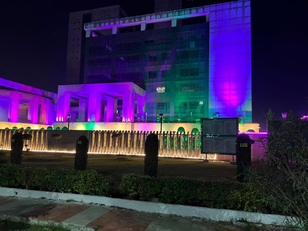 dev_journol's tweet photo. रंग-बिरंगी लाइटों से सजा ग्रेटर नोएडा प्राधिकरण का कार्यालय। @OfficialGNIDA @CeoNoida @GrenoNoida https://t.co/WQBEUZIu4m