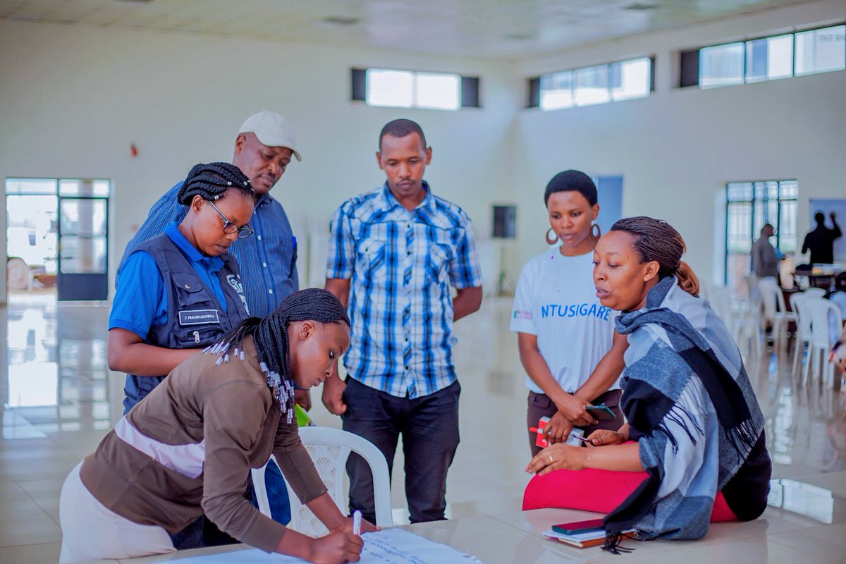 impanuro's tweet image. In collaboration with @amwaafrika under the #MakeWayProgramme, we introduced #NTUSIGARE project to @gisozisector ‘s duty bearers by raising awareness on people with compounded vulnerabilities-specific and special needs in service delivery. 

#Intersectionality #LeaveNoOneBehind