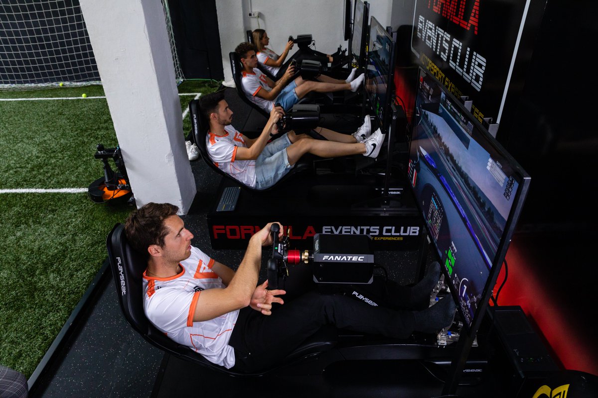 ¿Conoces el entrenamiento en Sim Racing? ¿Sabías que los pilotos profesionales lo utilizan a diario para preparar las carreras?

En nuestra academia contamos con simuladores para que nuestros pilotos puedan entrenar en el día a día con la máxima comodidad y prestaciones.