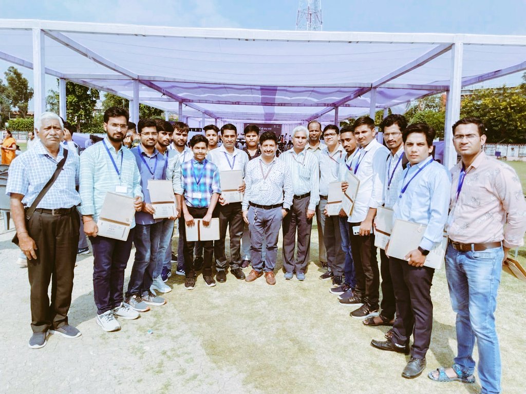 CMadhuvan's tweet photo. @PMOIndia @NWRailways @GMNWRailway @mygovindia @RailMinIndia @RahulFa1234 
Joining letter at rojgar Mela jaipur on Dhanteras by rail minister 🤘🤟 https://t.co/qNMnB2RocF