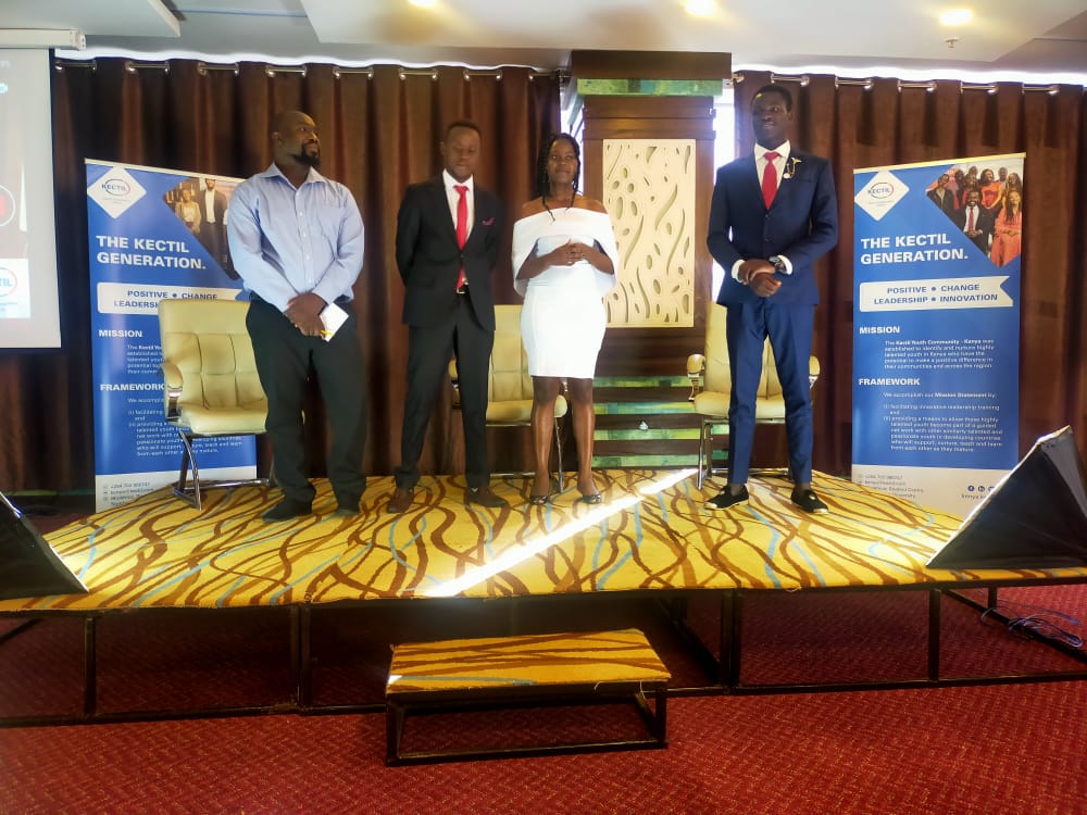 EmmanuelOmondi_'s tweet photo. Group 2
The TELEX GROUP, solving computer illiteracy among the youths in Kibera.
All the best 🙏🎊🎉
#KectilKenyaCohort2
#designthinking
#safaricomtuinuane
#KectilDesignThinking
#kectilGraduation https://t.co/O6duiG6gdJ
