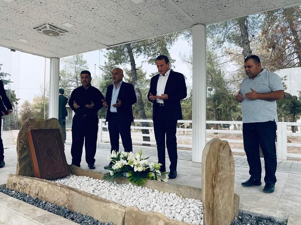 VisionMPress's tweet photo. سەردانی ئەدهەم بارزانی بۆسەر مەزاری نەوشیروان مستەفا، ڕێکخەری پێشووی گۆڕان https://t.co/Xcw86oQcAx
