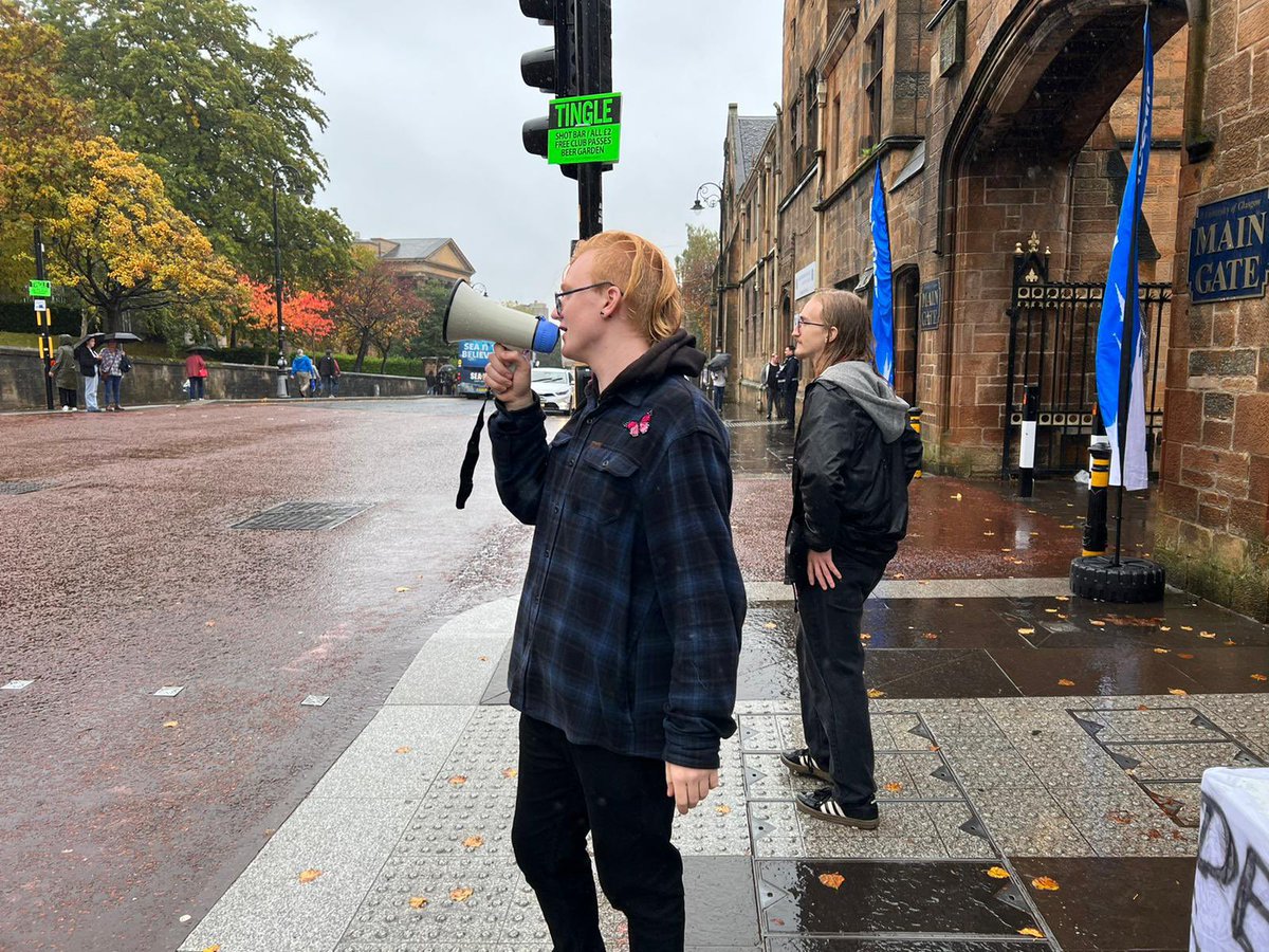 UofGsolidarity's tweet photo. Today is @UofGlasgow’s Open Day for prospective students. 

We’re outside the main gate with a clear message (and cake!).

#StudentsSupportStrikes 🔥 https://t.co/j6YZdvGzzx