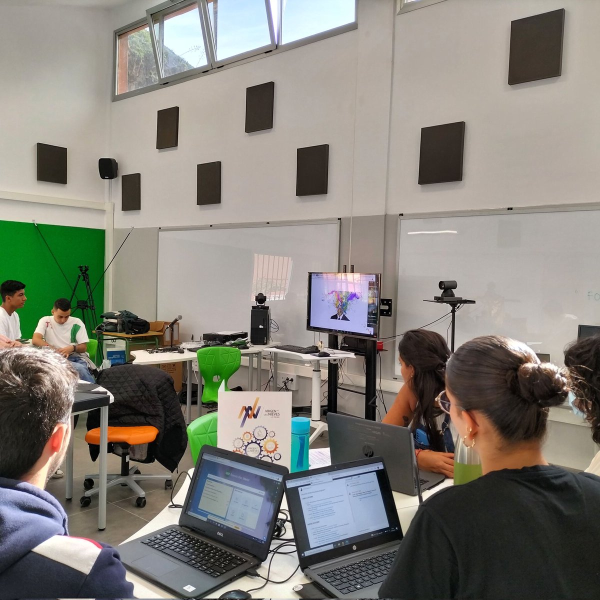 TorresJovita's tweet photo. Los profes Dpto FOL CIFP V. de Las Nieves @38005066, queremos dar las gracias a alumn@s x su participación, esfuerzo e implicación en #HackathonDigitalFP y  a profes de grupos x facilitar su asistencia👏tb a organizadores @ppenalvera
@CABK_Dualiza @FPinnovacion @diverxiamlg  👍😀 https://t.co/XsvBRduYRI