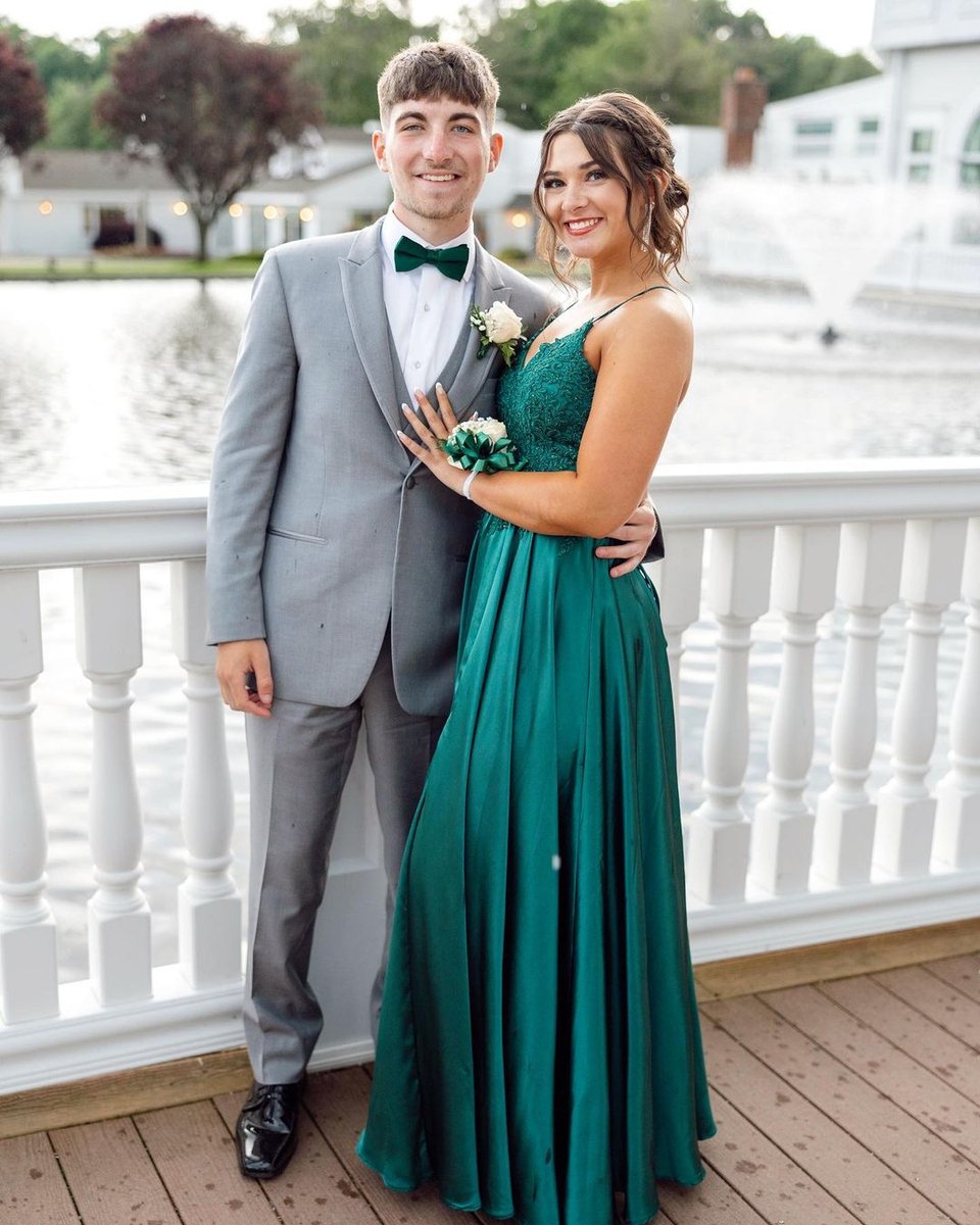 Never out of style... Faviana Style S10400 in Deep Green! 💚✨
<a href="/atianasboutique/">Atiana's Boutique</a>
#Faviana #CelebrateYourself