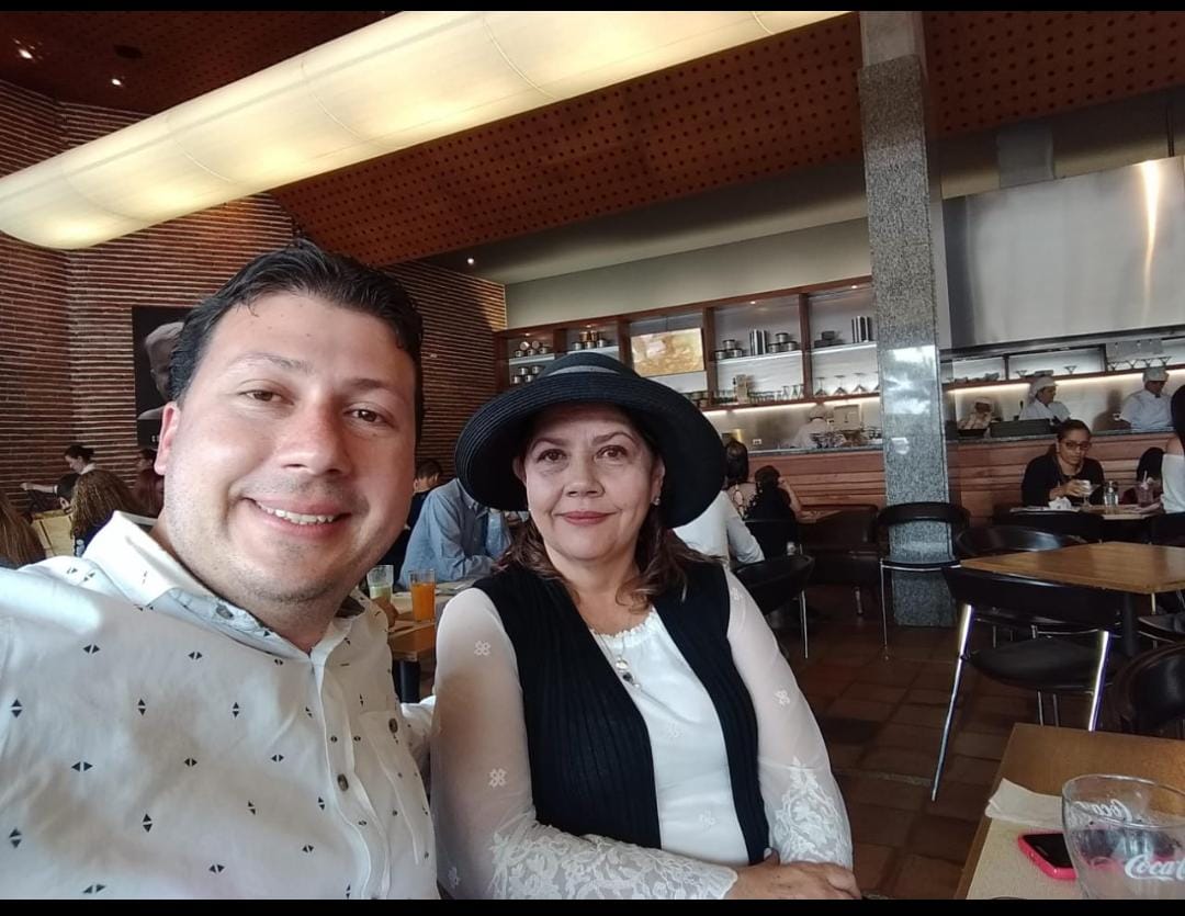 OspinaSanti's tweet photo. Lamento profundamente el fallecimiento de Doña Gloria Gallego,la Madre de nuestro amigo   y colega Mauricio grisales, un abrazo para sus hijos Fernando, Jaime y Juan Pablo,  para sus hermanos y para  amigos ,ella como Madre ,hermana y amiga los cuidara siempre desde la eternidad. https://t.co/9PMXBL5jOI
