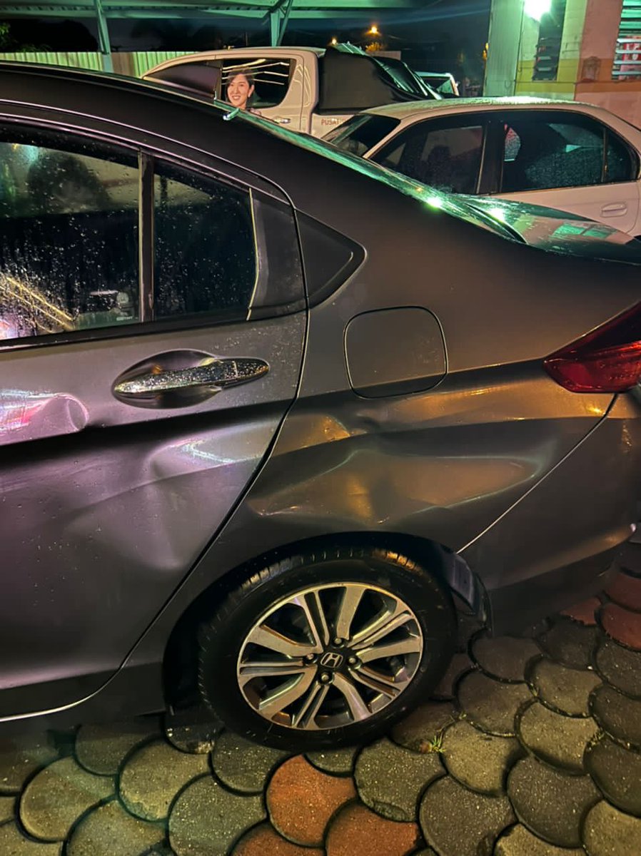 lim_weijiet's tweet photo. Malam in ada sekumpulan yang sekali lagi buat provokasi di hadapan ceramah Syed Saddiq di Dewan Yong Sheng, Muar.

Kereta saya malangnya dihempuk mereka sehingga kemek sebegini.

Tolonglah, kalau tak sehaluan, lawan guna hujah.

Jangan bawa budaya politik samseng di Malaysia. https://t.co/NOA7pDBIKm