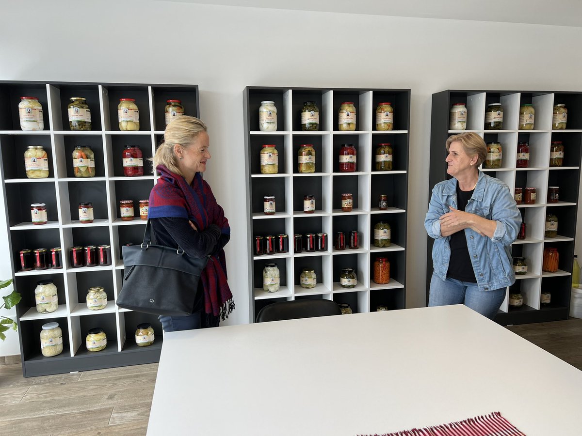 ViolavonCramon's tweet image. The extraordinary story &amp;amp; work of Agri-cooperative #Krusha tell the story of #femaleleadership, vision and peace-building in 🇽🇰.

Fahrije Hoti’s story is the one of transformational power of timely support to #women’s entrepreneurship. 

Wish them lots of successes in the future!