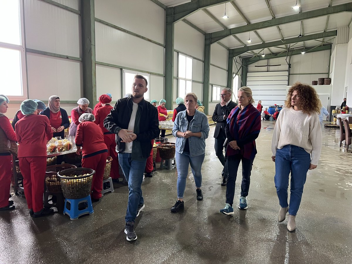ViolavonCramon's tweet image. The extraordinary story &amp;amp; work of Agri-cooperative #Krusha tell the story of #femaleleadership, vision and peace-building in 🇽🇰.

Fahrije Hoti’s story is the one of transformational power of timely support to #women’s entrepreneurship. 

Wish them lots of successes in the future!