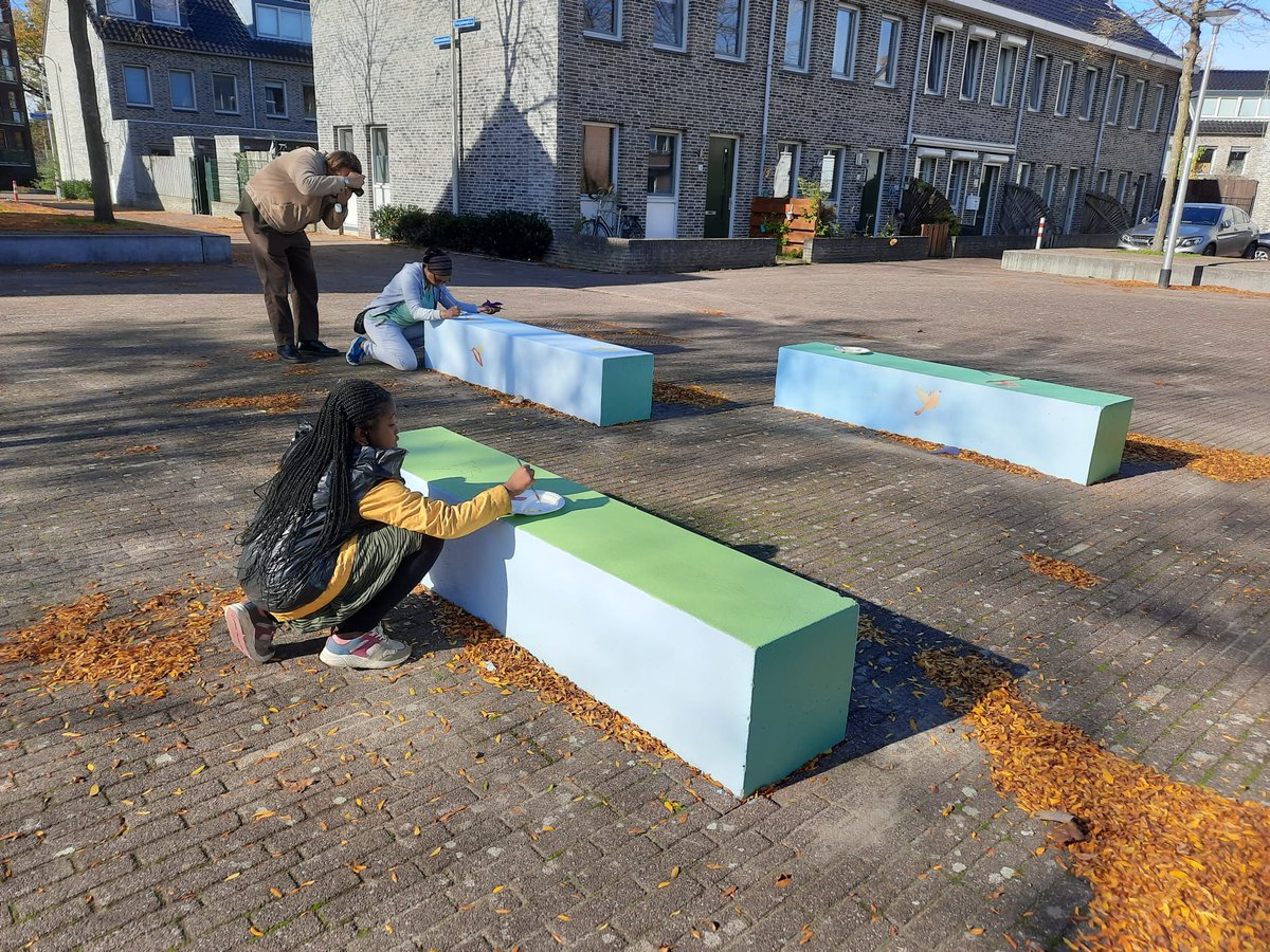 Afgelopen woensdag hebben in #willemskwartier schoolkinderen van bs Het Kleurrrijk met Bindkracht10 en bewoners van het Potgieterplein #nijmegen samen met kunstenaars van Hubert het plein extra kleur gegeven hubertnijmegen.nl/participatie/