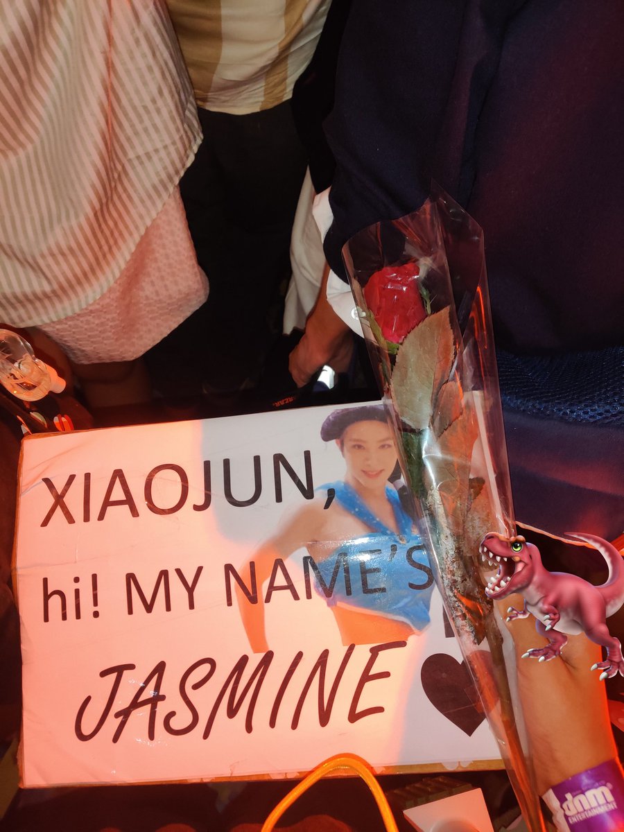 xiaoddorenyu's tweet photo. finally, still cant believe y'all!! 😭😭 

core memory as a kuanggong. xiaojun read my slogan and gave me a rose 🥺

#肖俊 #샤오쥔 #XIAOJUN #WayV #威神V #웨이션브이 #NCT #シャオジュン 
 #IPOPUMNL2022 #IPOPUMNL22 #IPOPU22MNL https://t.co/nd5YUmK9J0