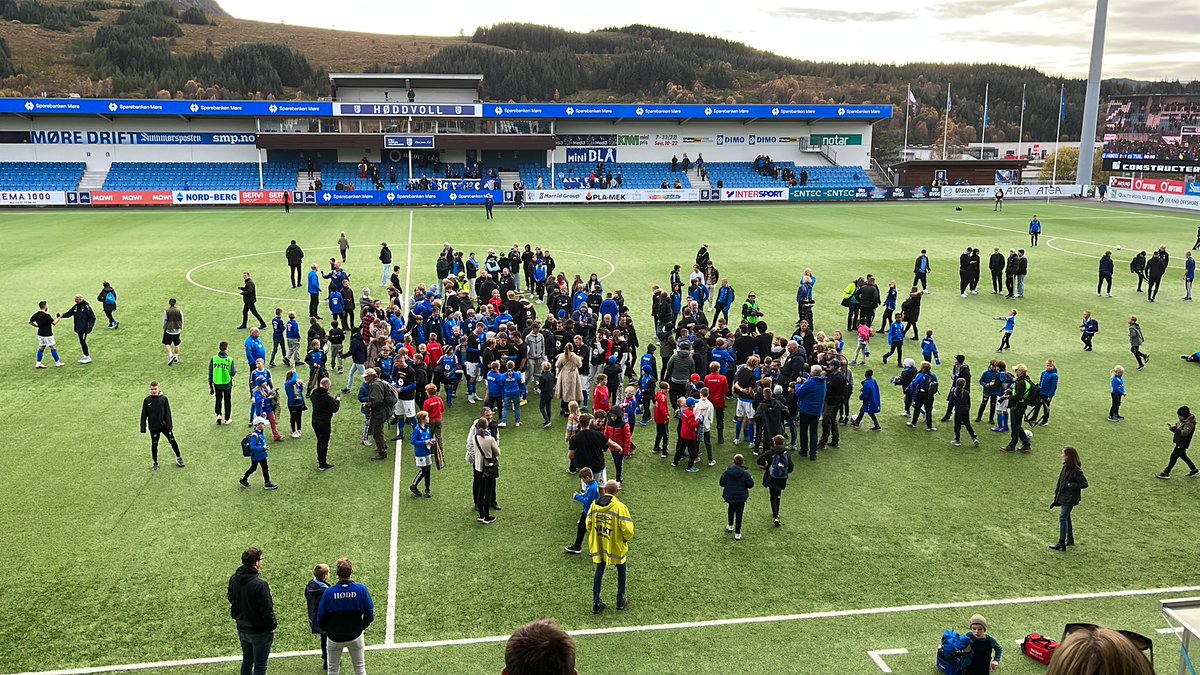 anbjerknes's tweet photo. God stemning på Høddvoll etter opprykk til Obosligaen! Gratulerer @HoddFotball https://t.co/oR3SXl0C6I