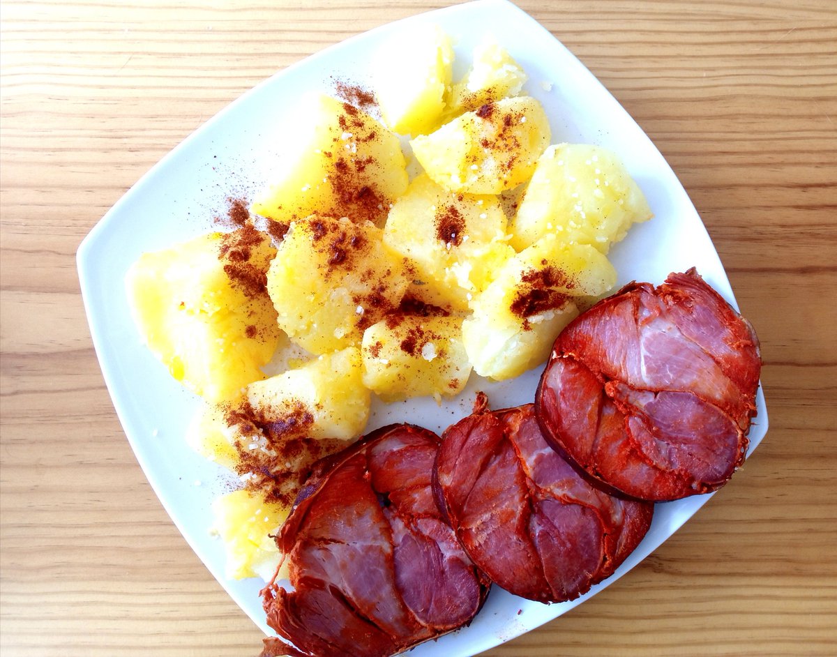 fjosepena's tweet photo. Valorar los alimentos para... #consumoresponsable
Bajan las temperaturas y el cuerpo pide Chosco de Tineo con patatinas... en este caso "papas de Sanlúcar". Buen maridaje N-S @alimentosastur @TurismoTineo #choscodetineoigp #chosco #igp https://t.co/IOT0r5HOc1